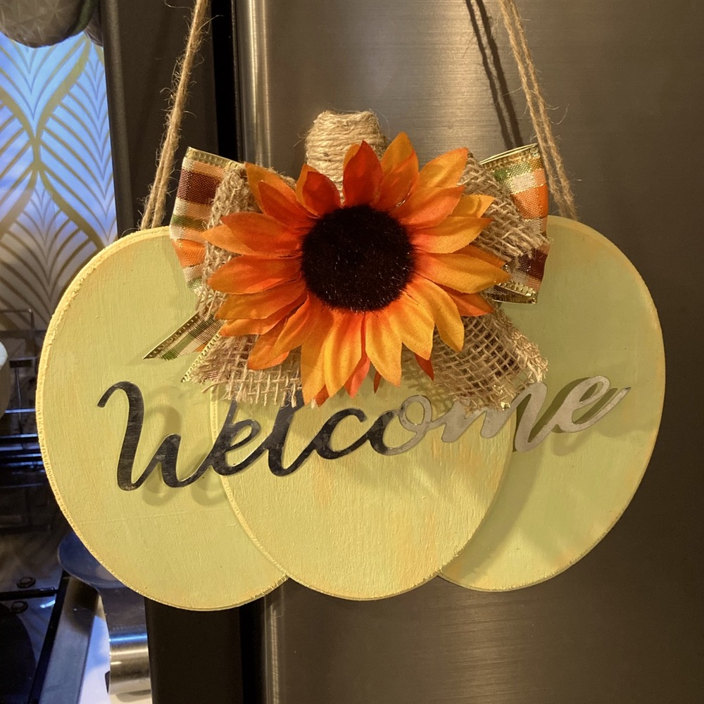 Welcome pumpkin sign